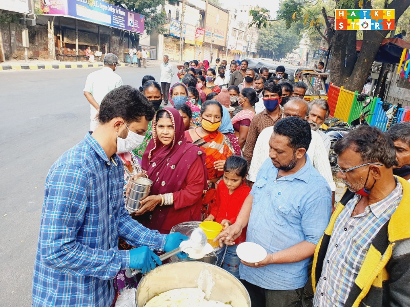 Mohammed Sujath distributing food