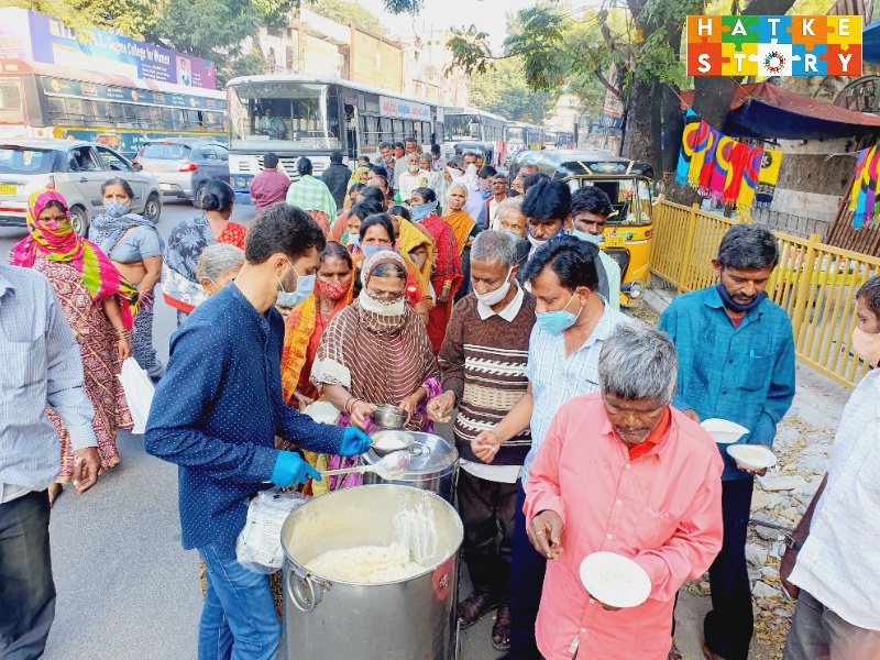 Mohammed Sujath distributing food
