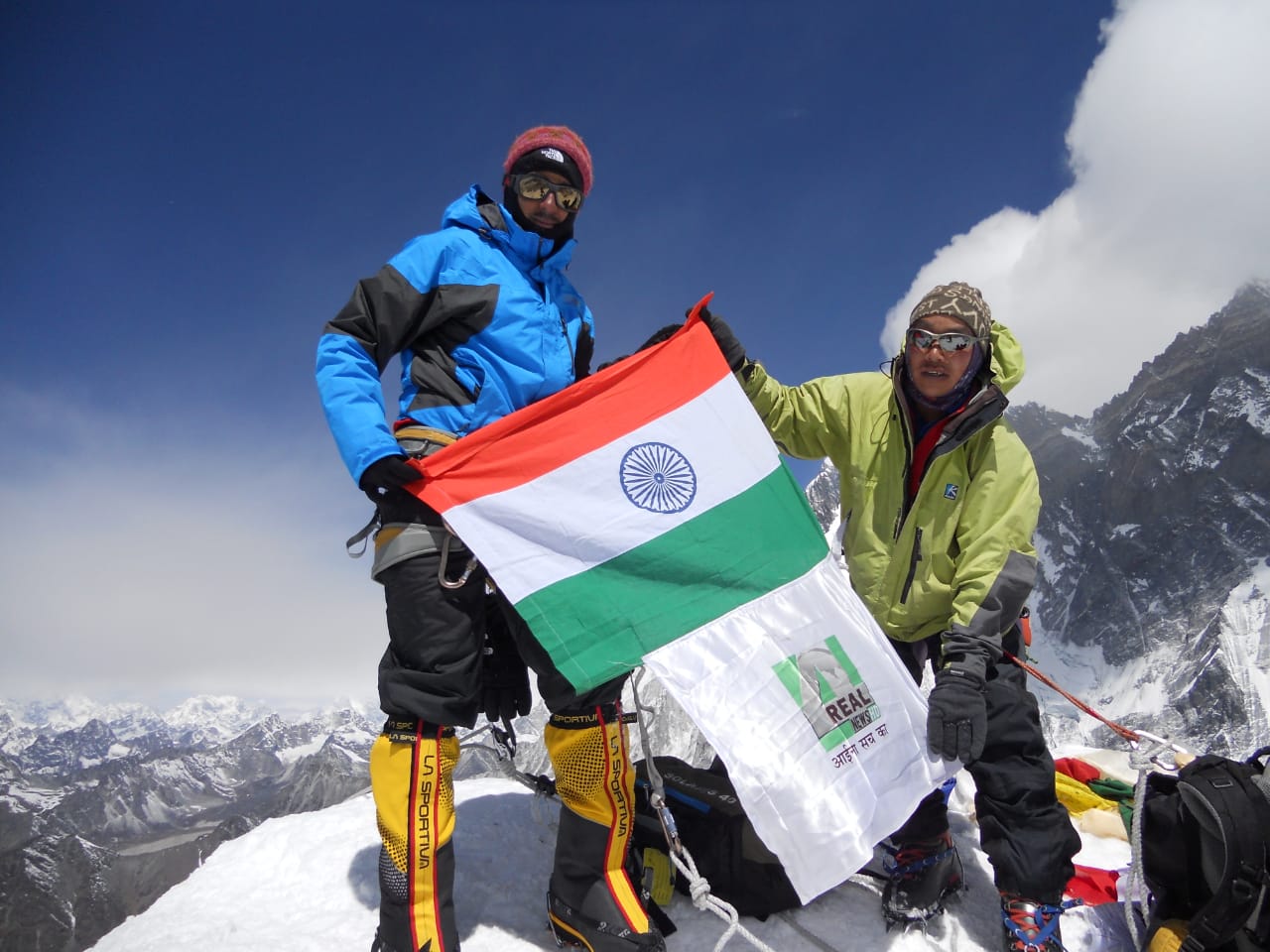 Ramlal hoisting Indian flag on mount everest