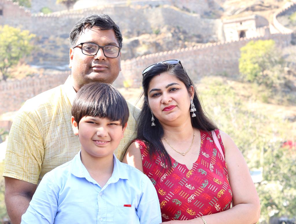 Meedhansh Kumar Gupta with his parents