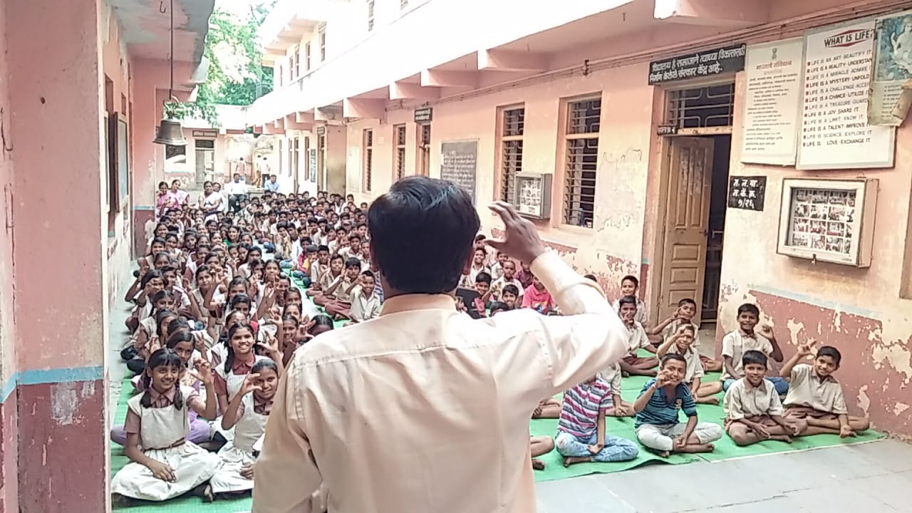 Mahesh Gorde talking to School Kids